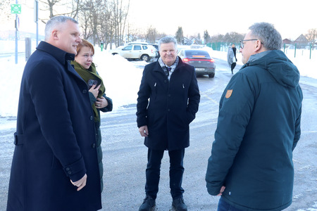 OBISK MINISTRA ZA OKOLJE,PODNEBJE IN ENERGIJO mag BOJANA KUMRA NA CERKNIŠKEM JEZERU 02 FOTO LJUBO VUKELIČ